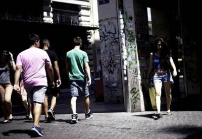 Έρευνα ΔιαΝΕΟσις για νέους: Ανησυχούν για οικονομία και πόλεμο και δεν ασχολούνται με τα κοινά