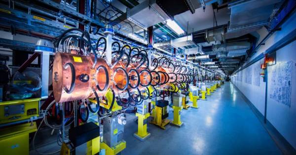 Επαναλειτουργεί πιο φωτεινός ο μεγάλος επιταχυντής LHC του CERN