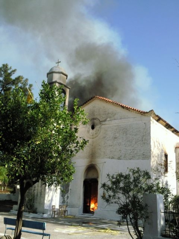 Φωτογραφίες από την πυρκαγιά στον Αγιο Χαράλαμπο στην Κορώνη 
