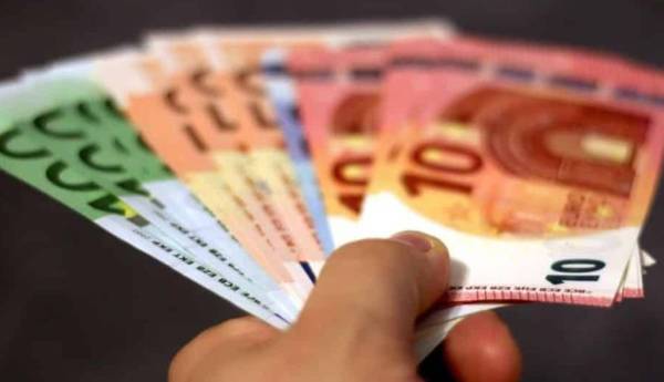 Στα 713 ευρώ από σήμερα ο νέος κατώτατος μισθός - Ποια επιδόματα συμπαρασύρει η αύξηση (Βίντεο)