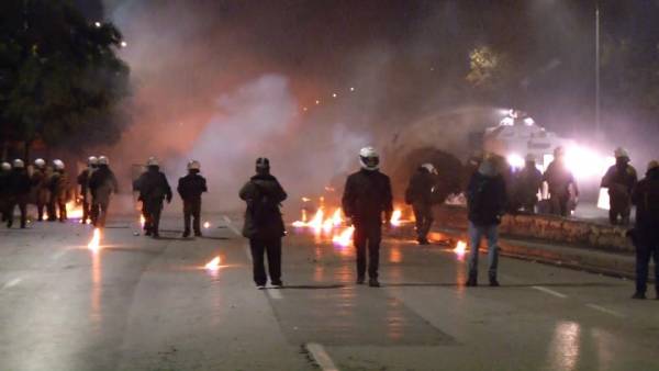 Θεσσαλονίκη: 5 συλλήψεις και 87 προσαγωγές για τα επεισόδια μετά τις πορείες για το Πολυτεχνείο (Βίντεο)