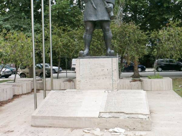 Βεβήλωσαν το μνημείο των Μακεδονομάχων