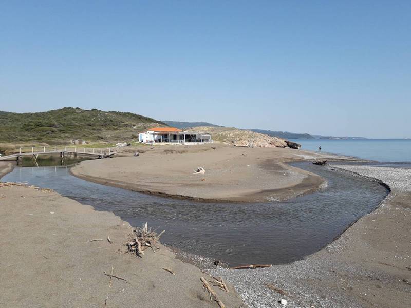 Κρύα Βρύση: Μια αιγαιοπελαγίτικη παραλία που δύσκολα θα τη βρείτε γεµάτη!
