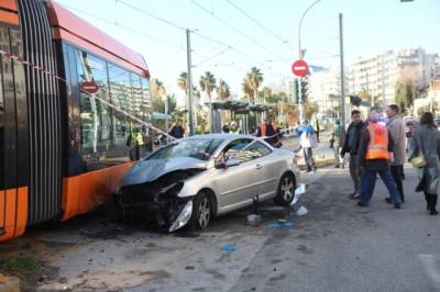 Μια νεκρή και ένας άντρας σοβαρά τραυματίας σε σύγκρουση τραμ με ΙΧ στο Παλαιό Φάληρο