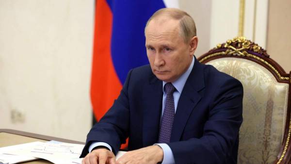 Δεκάδες ρώσοι τοπικοί αξιωματούχοι ζητούν την παραίτηση του Πούτιν