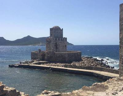 Συγκεντρώνουν υπογραφές για φωτισμό στο Κάστρο Μεθώνης
