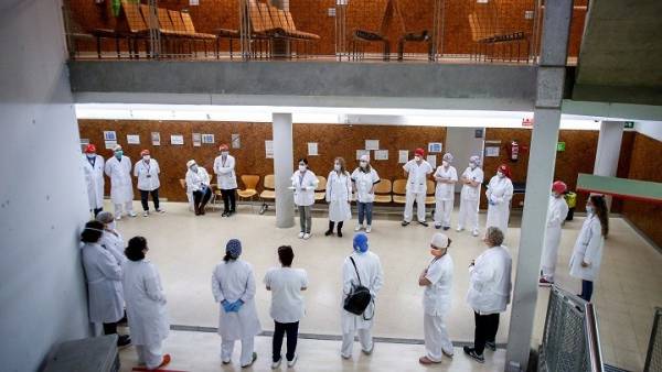 Οι Ισπανοί γιατροί απεργούν, καθώς αυξάνονται τα κρούσματα νέου κορονοϊού