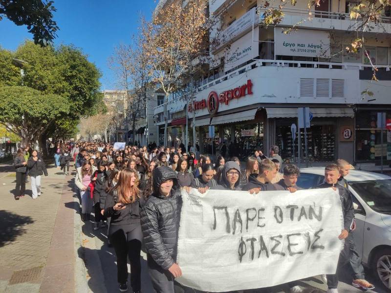 Καλαμάτα: Μαζική πορεία φοιτητών και μαθητών για Δικαιοσύνη για τα Τέμπη (βίντεο-φωτογραφίες)