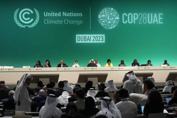 COP28: Λευκός καπνός και συμφωνία για “απομάκρυνση” από τα ορυκτά καύσιμα (βίντεο)