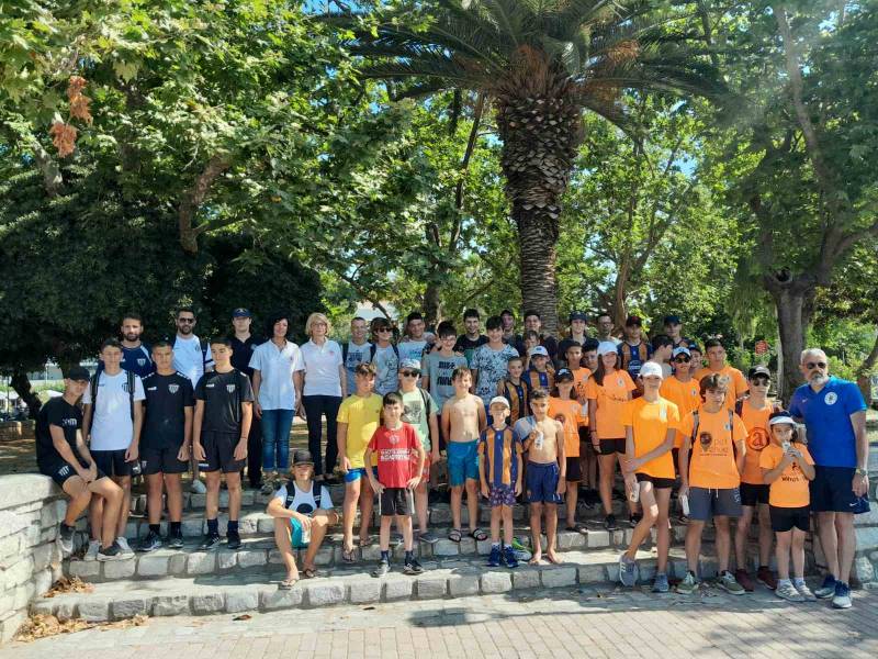 Παιδιά από ακαδημίες ποδοσφαίρου καθάρισαν την Παραλία της Καλαμάτας (φωτογραφίες)
