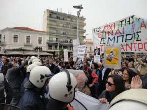 Πορεία ΣΥΡΙΖΑ και ΕΠΑΜ στην Καλαμάτα. Βίντεο με τα μικροεπεισόδια στο τέλος της παρέλασης