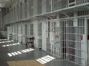 Συνωστισμός στα κρατητήρια γιατί... ξεχείλισαν οι φυλακές