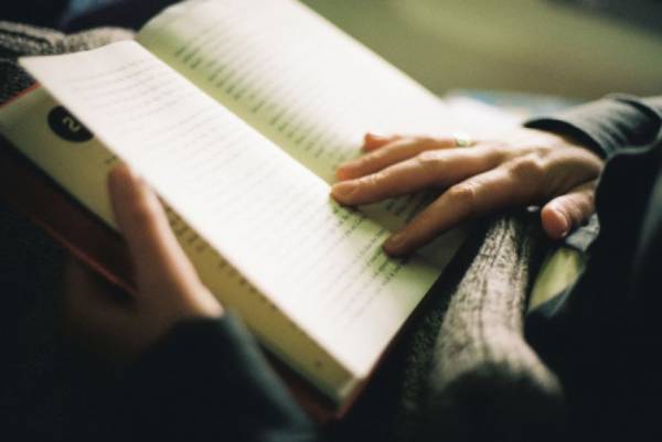 Η ανάγνωση βιβλίων ακόμη και για μισή ώρα τη μέρα χαρίζει πιο πολλά χρόνια ζωής