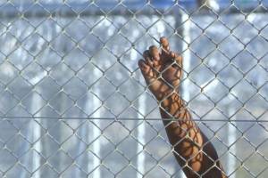 Καταγγελίες για βασανισμούς στα Κέντρα Κράτησης Μεταναστών