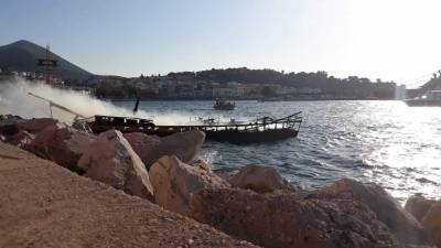 Απίστευτο ατύχημα στην Πύλο: Κάηκε νωρίτερα το πλοίο για την αναπαράσταση της Ναυμαχίας του Ναβαρίνου
