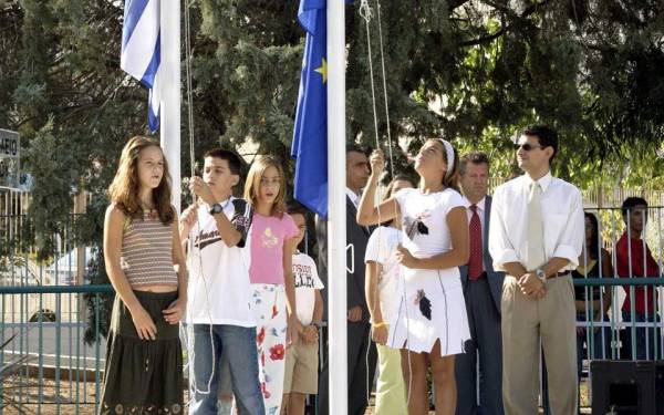 Καταργούν έπαρση σημαίας και εθνικό ύμνο από τα δημοτικά σχολεία
