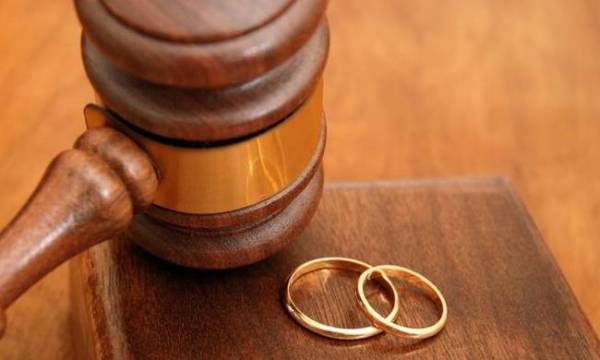 Οι Δικηγορικοί Σύλλογοι αντιτίθενται στην έκδοση συναινετικών διαζυγίων από συμβολαιογράφους