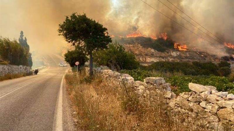 Σε ύφεση η πυρκαγιά στην Πάρο (βίντεο)