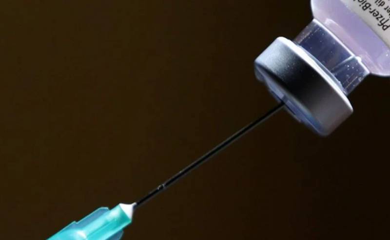 Pfizer και BioNTech υπόσχονται μέχρι 75 εκατομμύρια επιπλέον δόσεις εμβολίου στην ΕΕ