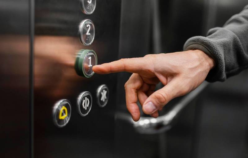 Αντίστροφη μέτρηση για τα πρόστιμα στα ασανσέρ (Βίντεο)