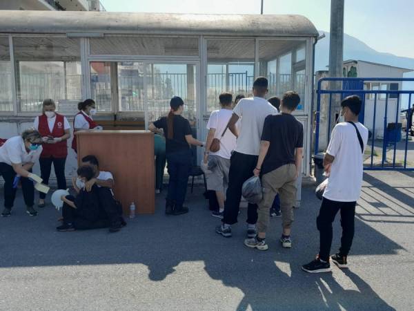 Στην Καλαμάτα οι 29 μετανάστες που διασώθηκαν νοτιοδυτικά της Μεθώνης (βίντεο)