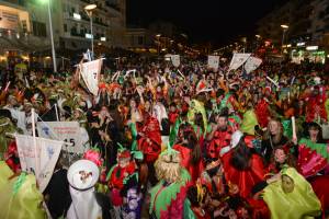 Εντυπωσιακά τα γκρουπ στη νυχτερινή παρέλαση του 2ου Καλαματιανού Καρναβαλιού (φωτογραφίες)