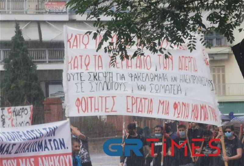 Θεσσαλονίκη: Υπό καταρρακτώδη βροχή ολοκληρώθηκαν οι απεργιακές κινητοποιήσεις (Βίντεο)