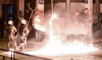 Επίθεση αγνώστων με μολότοφ σε βάρος ανδρών της ομάδας ΔΙΑΣ στα Εξάρχεια - Τραυματίστηκε αστυνομικός