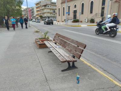 Σκουπίδια στα παγκάκια