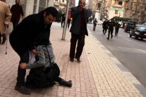 Κάιρο: Σοκαριστικές φωτογραφίες διαδηλώτριας που πέφτει νεκρή