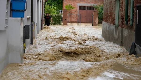 Ιταλία: 13 οι νεκροί από τις πλημμύρες