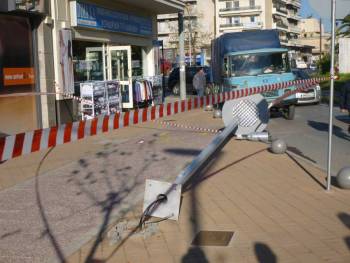 Γερανός &quot;ξάπλωσε&quot; στύλο φωτισμού στην πλατεία της Καλαμάτας