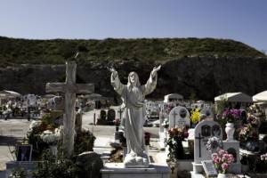 BBC: Ο «συνωστισμός» στα νεκροταφεία και η αποτέφρωση των νεκρών στην Ελλάδα
