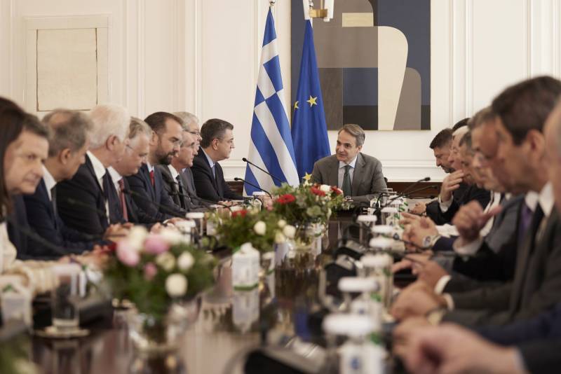 Συνάντηση του πρωθυπουργού Κυριάκου Μητσοτάκη με τους 13 περιφερειάρχες