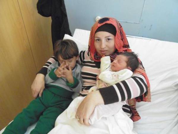 Μυτιλήνη: Προσφυγόπουλο γεννήθηκε δίπλα σε μια βάρκα στη Σκάλα Συκαμνιάς...