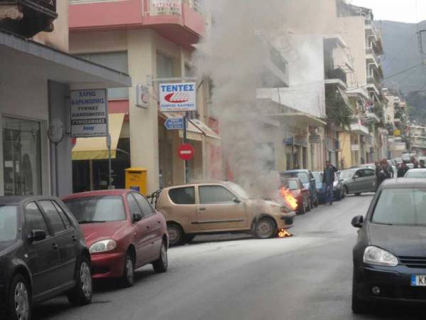 Φωτογραφίες από τη φωτιά στο αυτοκίνητο