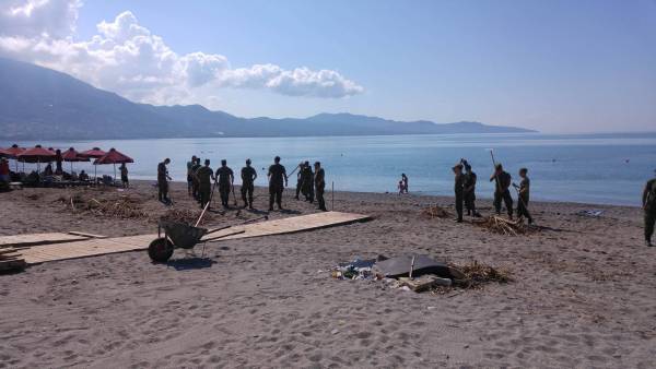 Στρατιώτες καθαρίζουν την παραλία της Καλαμάτας (φωτογραφίες)