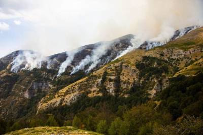 Για τέταρτη ημέρα καίει η φωτιά στο Παγγαίο όρος της Καβάλας (βίντεο)