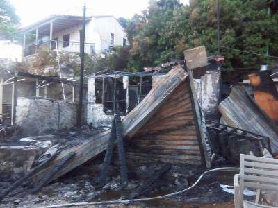 Κάηκε κατάστημα με καλοκαιρινά είδη στην παραλία της Καλόγριας στη Στούπα