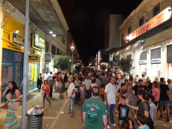 Ο κόσμος στους δρόμους της Καλαμάτας σήμερα για τη Λευκή Νύχτα (βίντεο)