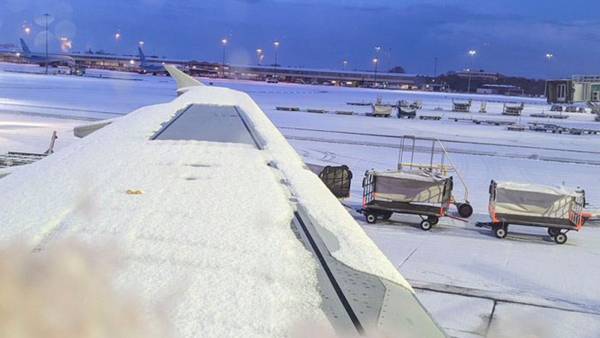 Οι διάδρομοι  στο αεροδρόμιο του Μάντσεστερ έκλεισαν προσωρινά λόγω σφοδρής χιονόπτωσης