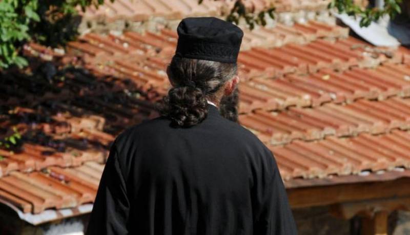Μεσσηνία: Ιερέας «Ράμπο» συνέλαβε διαρρήκτες στο νεκροταφείο Φιλιατρών