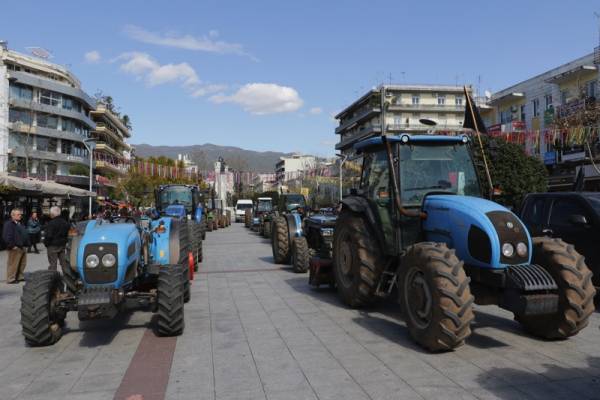 Διαμαρτυρία αγροτών από Μεσσήνη και Χανδρινού στην κεντρική πλατεία Καλαμάτας (βίντεο-φωτογραφίες)