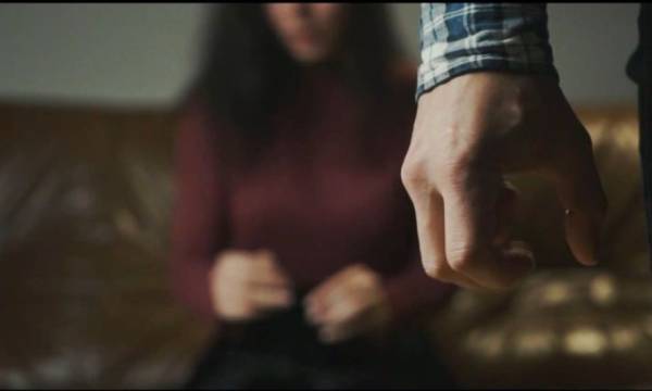 Πετράλωνα: Παιδιά καταγγέλλουν τους γονείς τους για σεξουαλική κακοποίηση (Βίντεο)