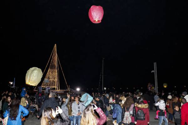 Φωταγωγήθηκε το χριστουγεννιάτικο καράβι στην παραλία Καλαμάτας (βίντεο)