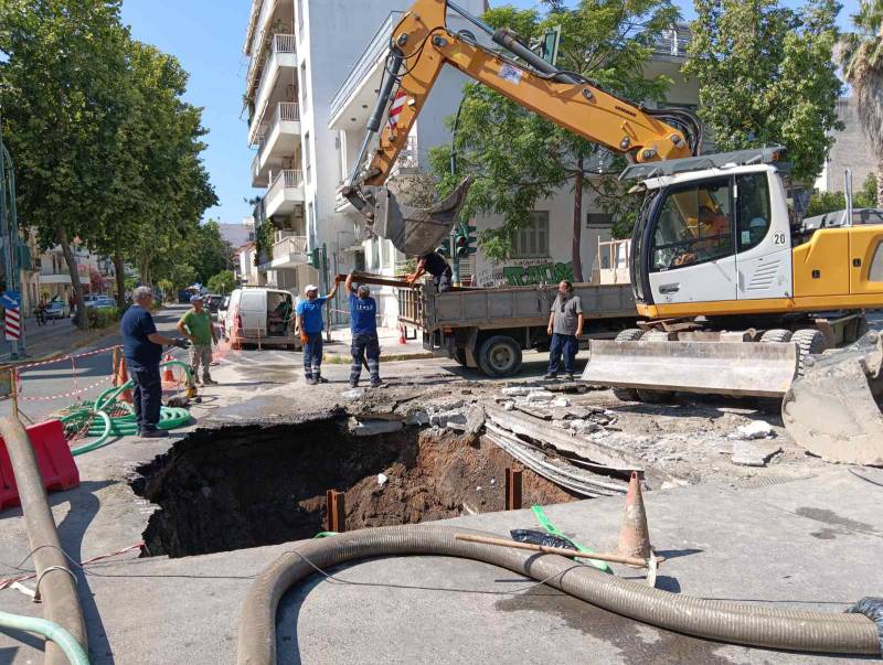 Καλαμάτα: "Μάχη" για επιδιόρθωση της μεγάλης βλάβης στον αγωγό αποχέτευσης (βίντεο)