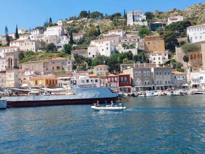 Υδρα: Το κοσμοπολίτικο νησί χωρίς αυτοκίνητα, μια ανάσα από την Πελοπόννησο – Τι να δεις