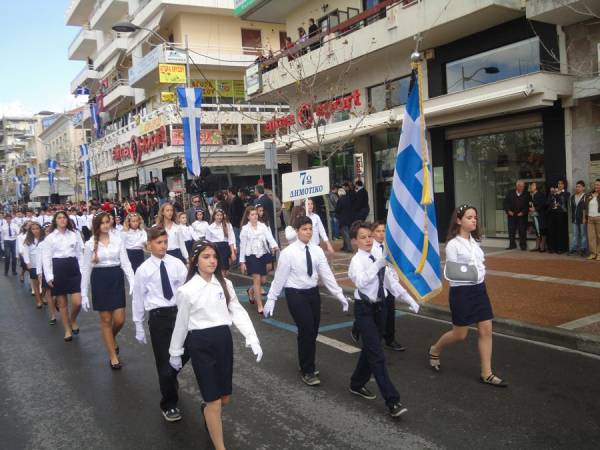 Δείτε σε βίντεο την παρέλαση της 25ης Μαρτίου στην Καλαμάτα