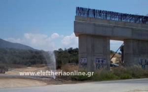 Πίδακας νερού στην υπό κατασκευή γέφυρα του Αντικαλάμου