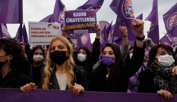 Τουρκία: Γυναίκες λένε ότι η ασφάλειά τους &quot;κρέμεται από μια κλωστή&quot; μετά την απόφαση του Ερντογάν